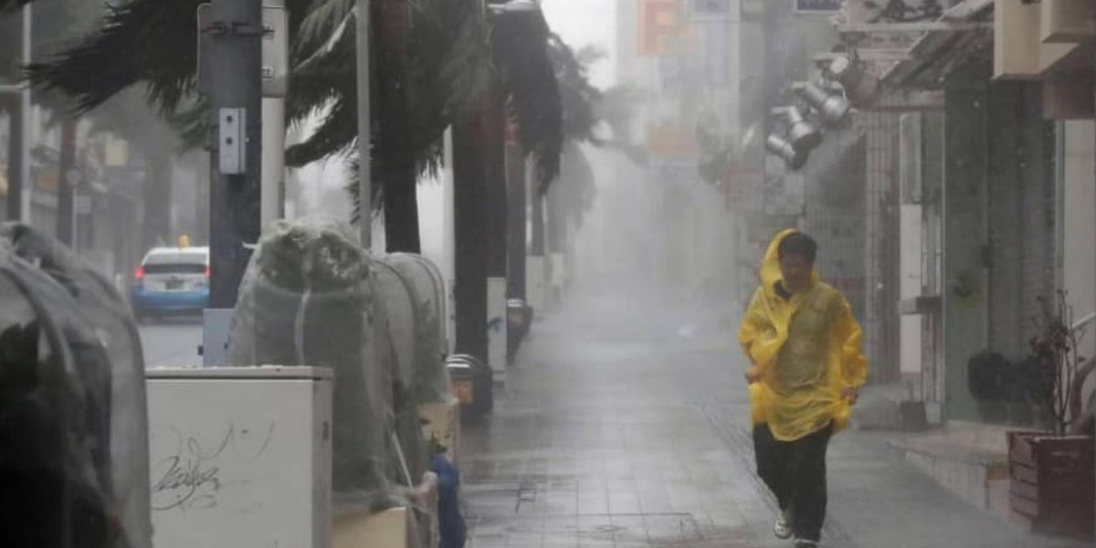 Un ciudadano japonés desafía los vientos del tifón Trami el sábado. 