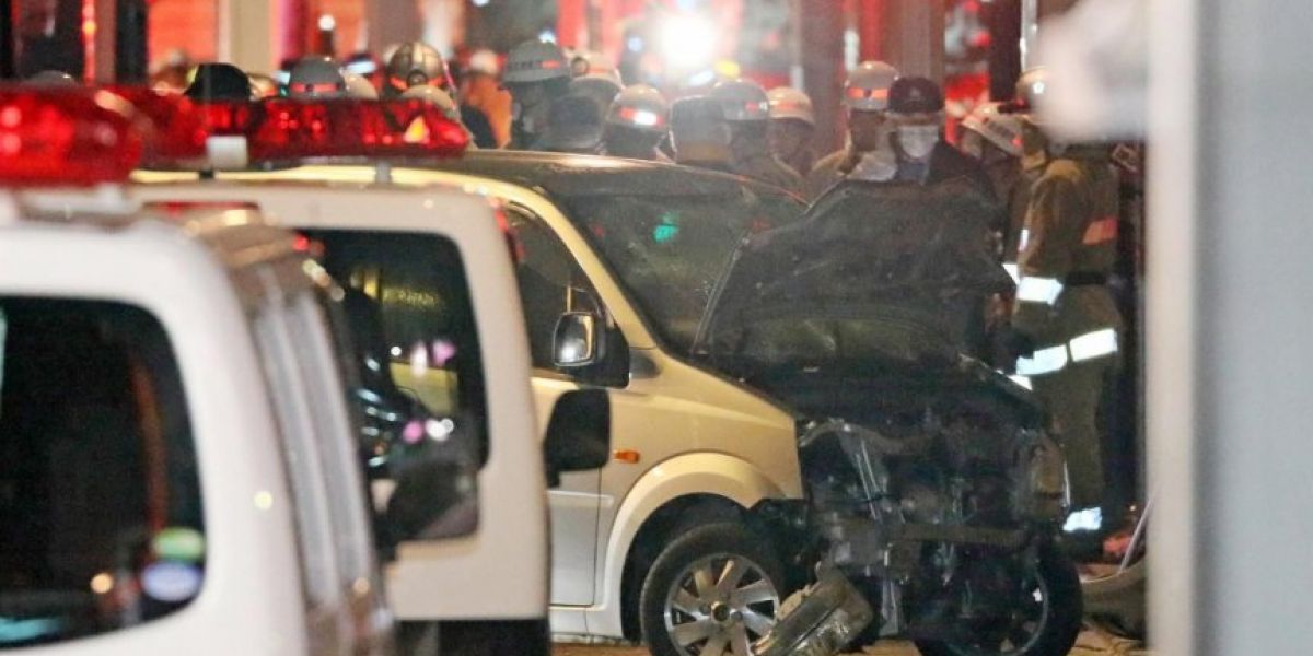 La policía acordonó inmediatamente la calle, que estaba llena de gente que celebraba el Año Nuevo.