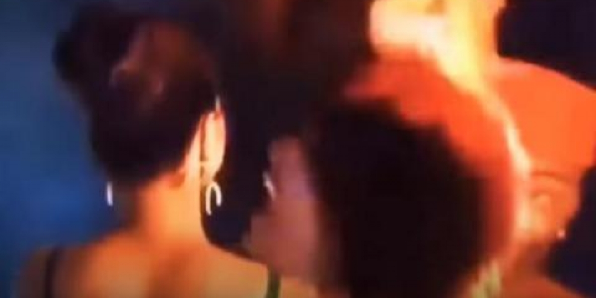 Capture de video. Los efectos pirotécnicos en el escenario le incendiaron su cabello.