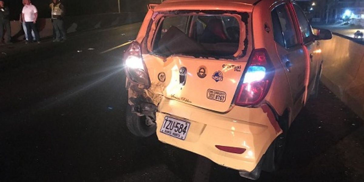 El taxi fue impactado por la parte trasera.