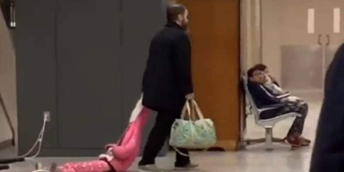 Padre arrastrando a su hija en aeropuerto de Estados Unidos.