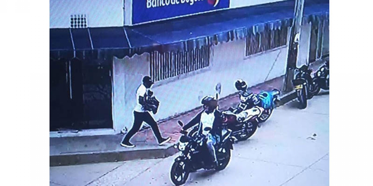 Los delincuentes huyeron en una motocicleta. 