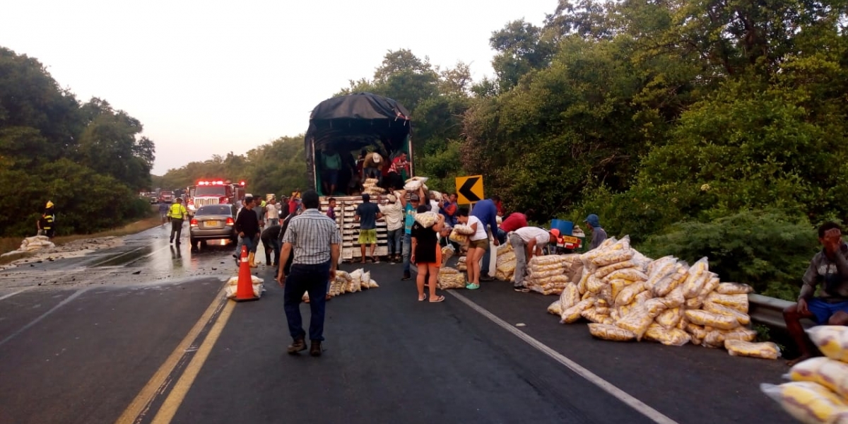 El tractocamión cargada arroz, una parte se incendió, otra se salvó y otra la cargó la comunidad. 