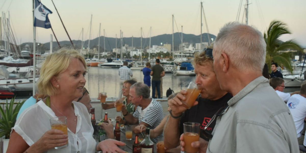 Extranjeros disfrutando de la Marina Internacional de Santa Marta