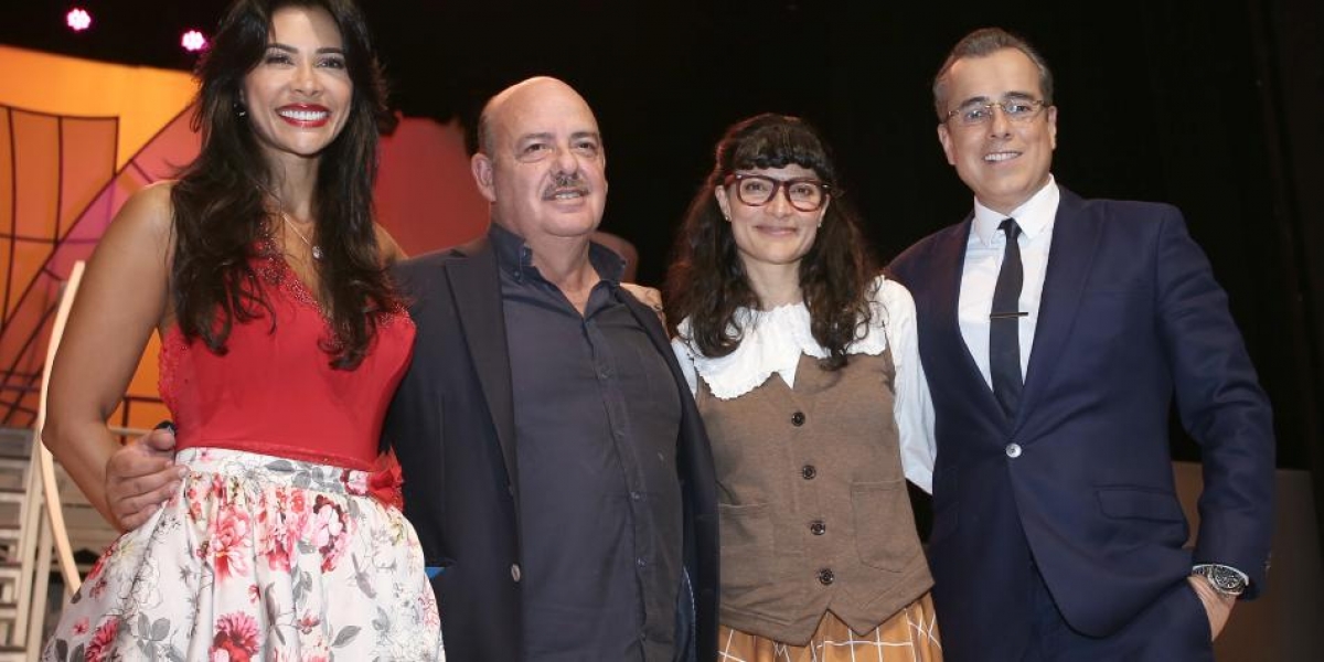 El libretista Fernando Gaitán junto a algunos del elenco de Bety la fea