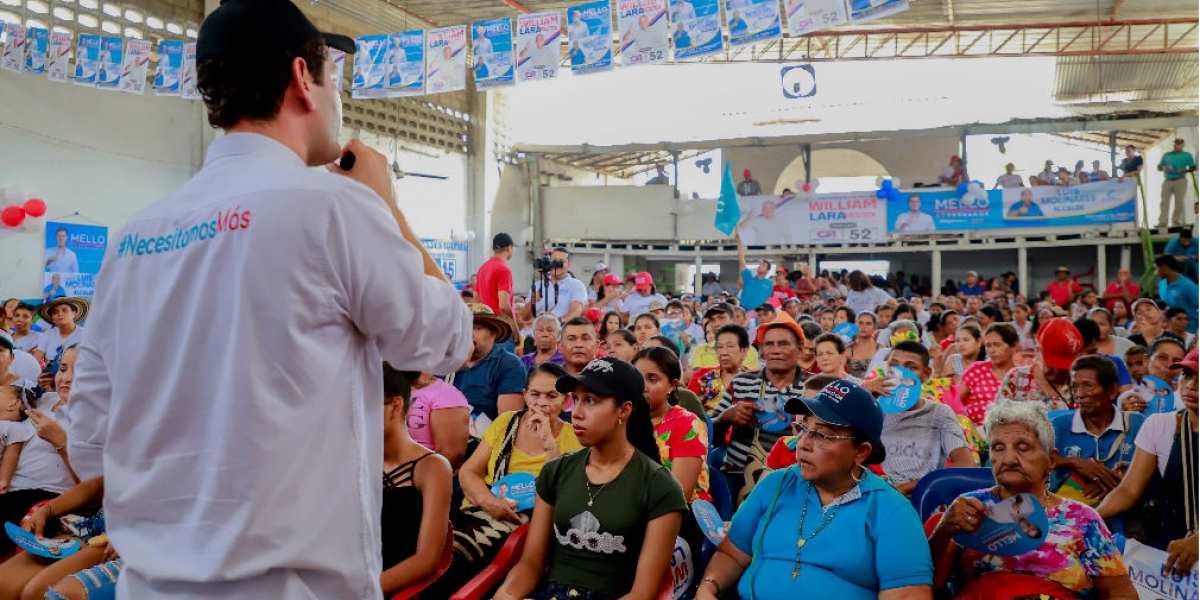 El Mello reunido con simpatizantes de su campaña.