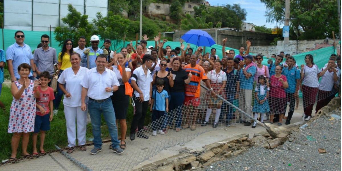 Inicio de las obras con la presencia del alcalde.