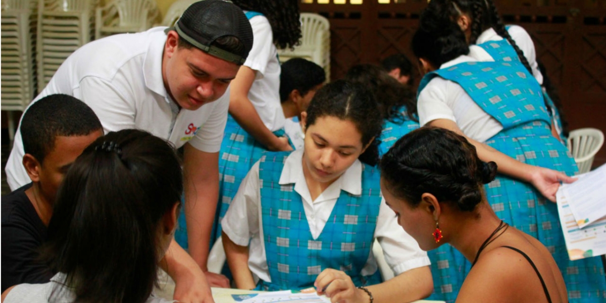 Jóvenes en el proceso de inscripción. 