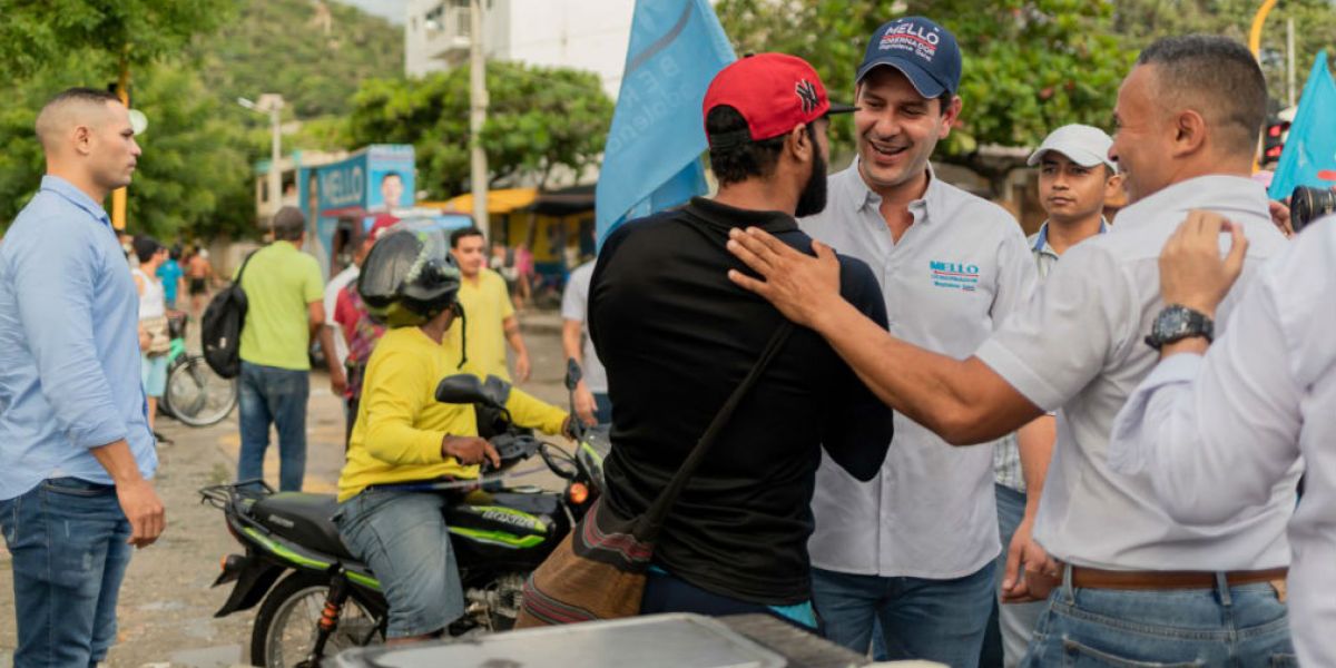 El Mello reunido con simpatizantes de su campaña.