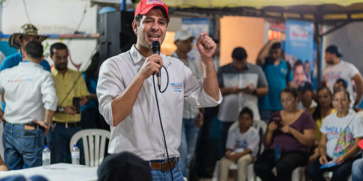 El Mello reunido con simpatizantes de su campaña.