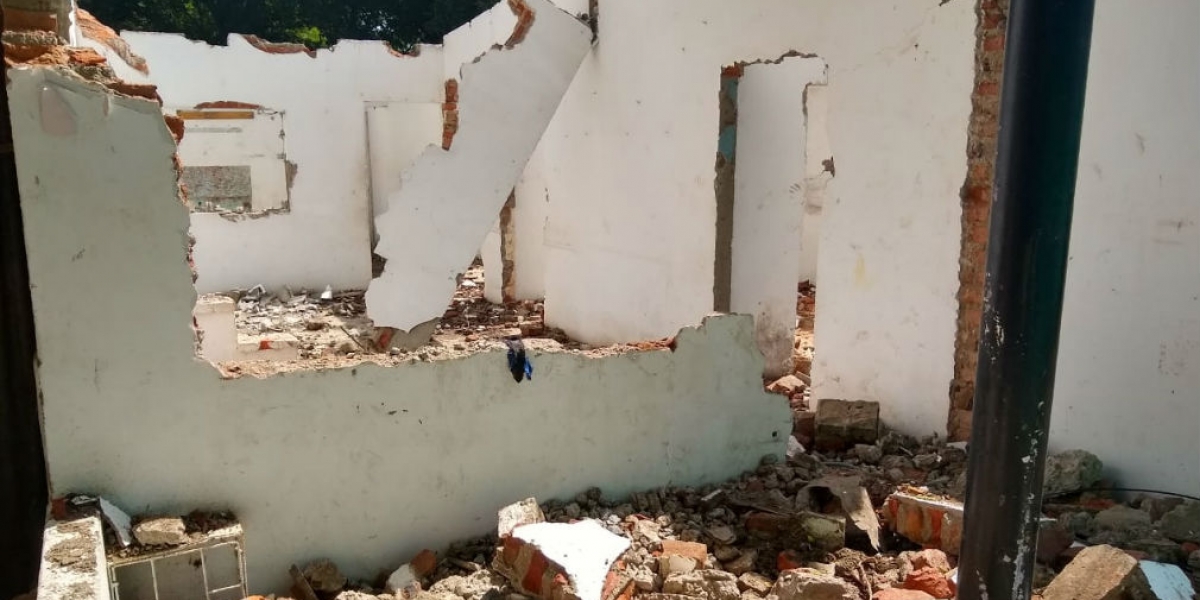 Demolición de vivienda en la calle 30.