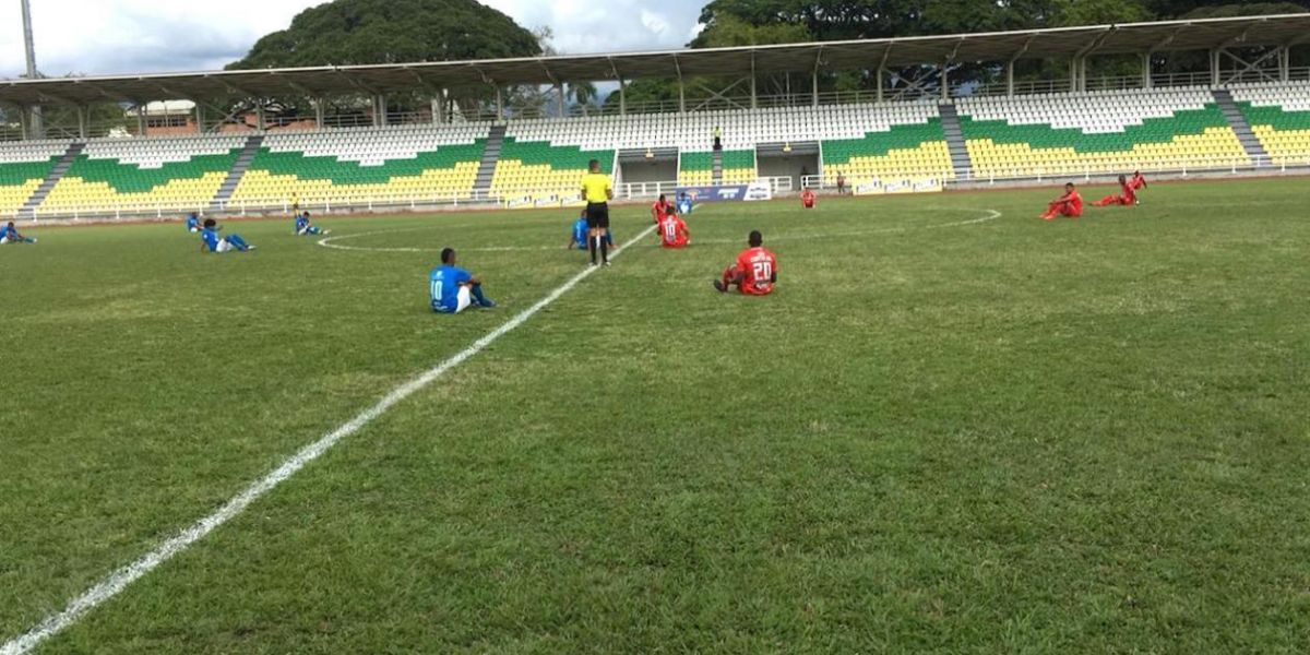 Protesta de jugadores en la previa del partido Orsomarso SC vs Cortuluá.