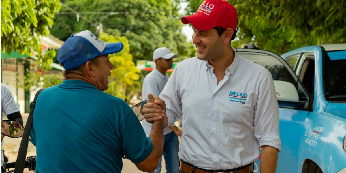 El Mello reunido con simpatizantes de su campaña.