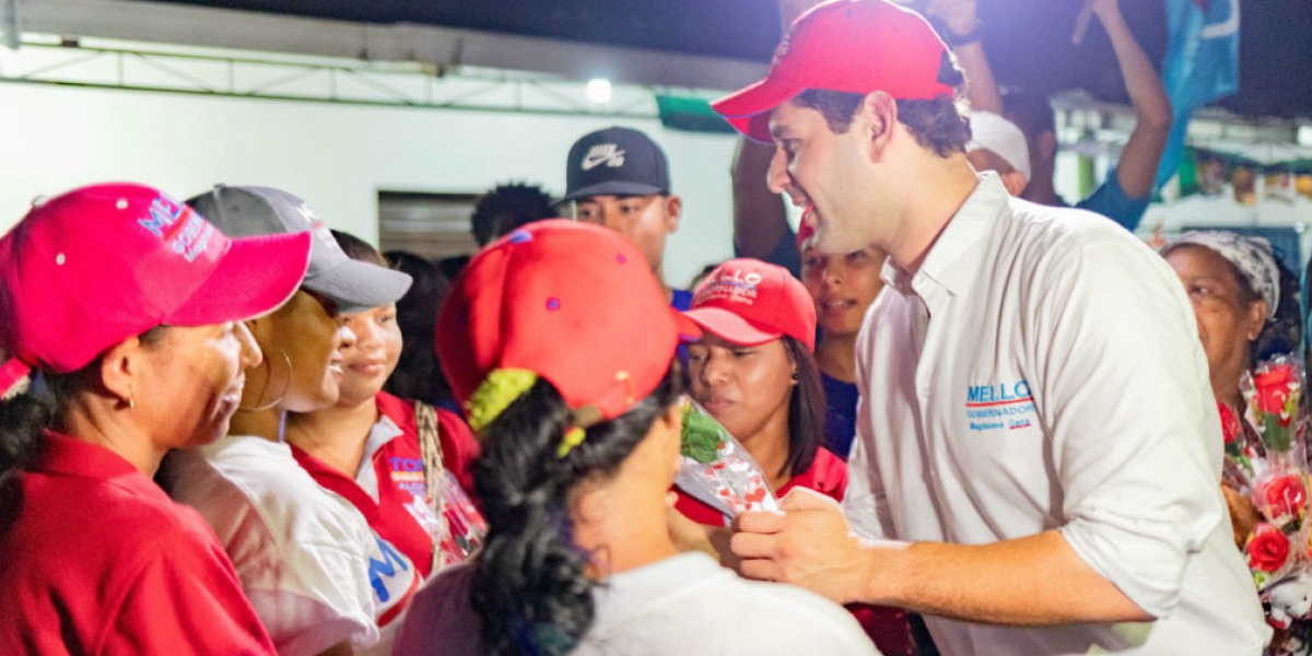 El Mello reunido con simpatizantes de su campaña.