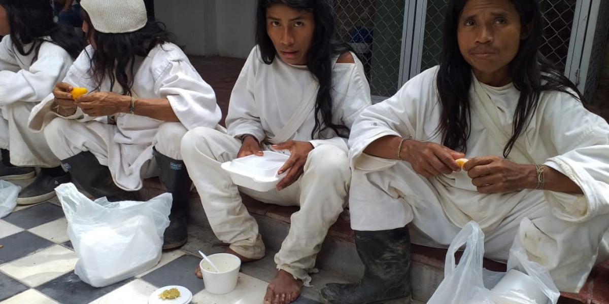 Los indígenas que llegaron en horas de la mañana a la capital del Magdalena en horas de la mañana fueron atendidos por la Secretaría del Interior del Magdalena con refrigerios y almuerzos. 