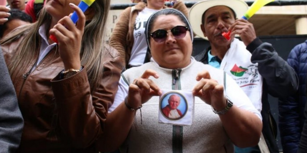 Sor-presa, la monja de la manifestación a favor de Uribe.