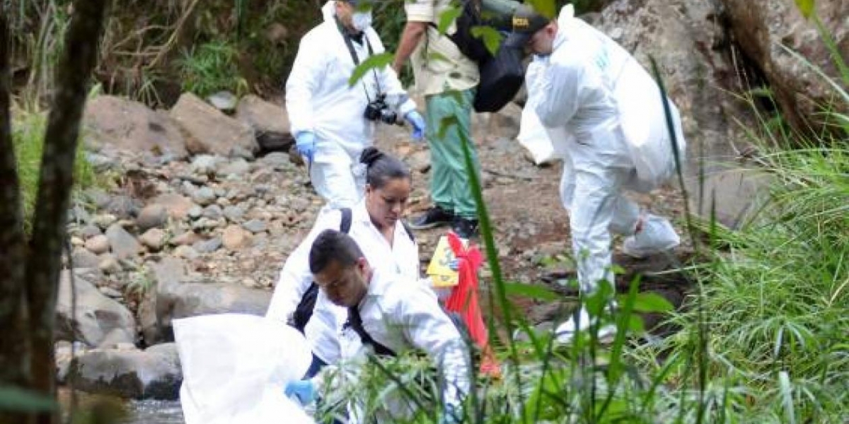 Las autoridades realizaron la inspección de los cadáveres.