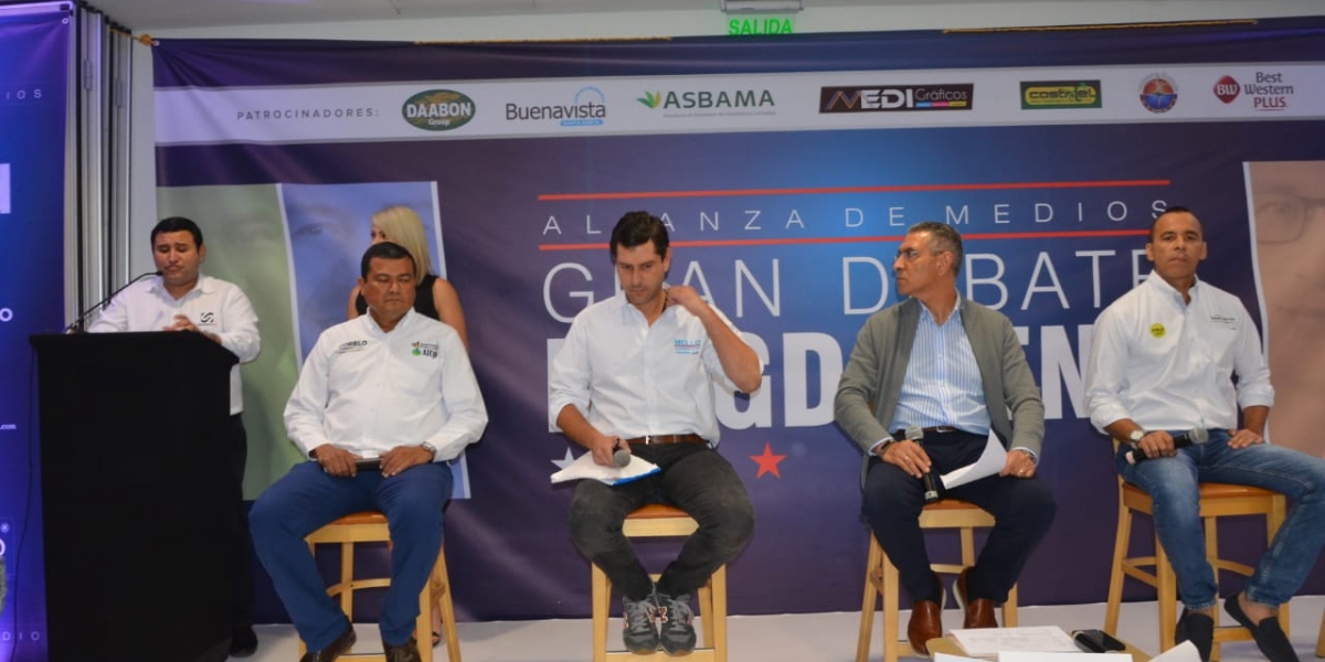 Oscar Mejía / Seguimiento.co Cada uno de los tres candidatos participantes expusieron sus propuestas.