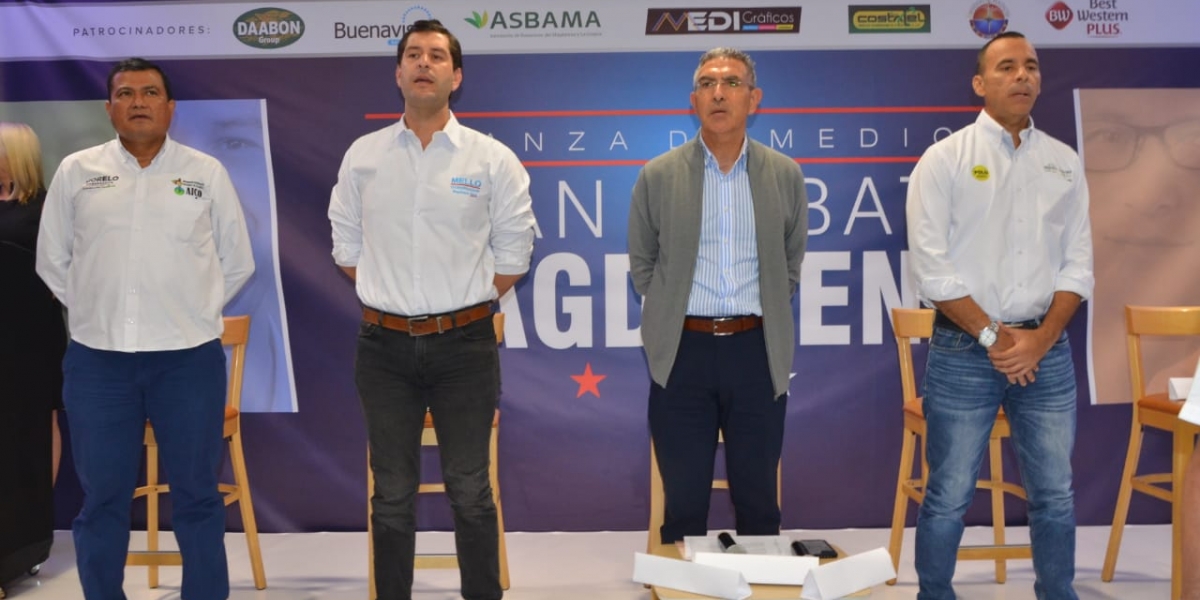 Momentos cuando los candidatos junto al moderador del 'Gran Debate' entonaban los himnos, 