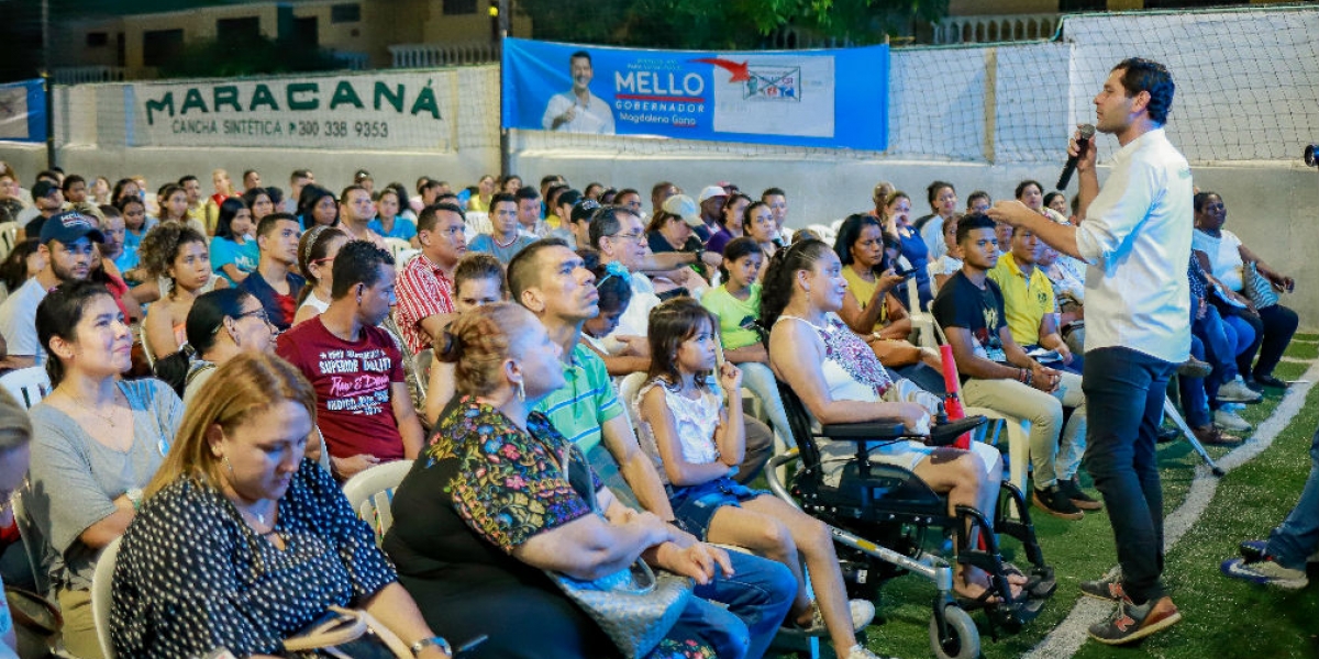 El Mello reunido con simpatizantes de su campaña.