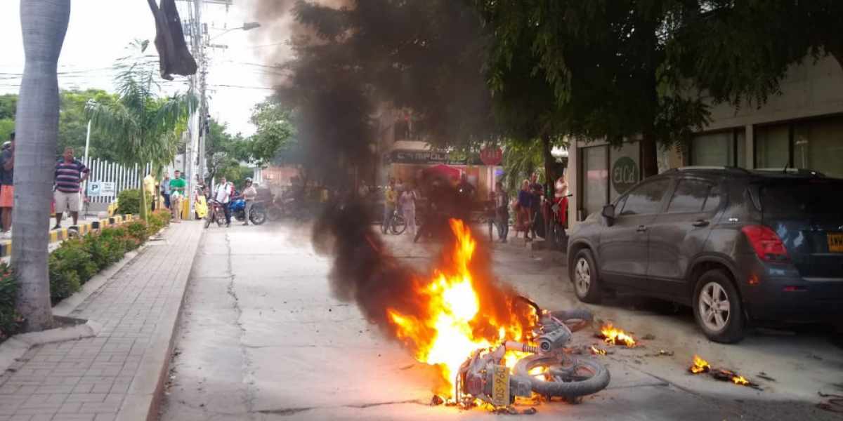 Hombre incendia su moto frente a Socol