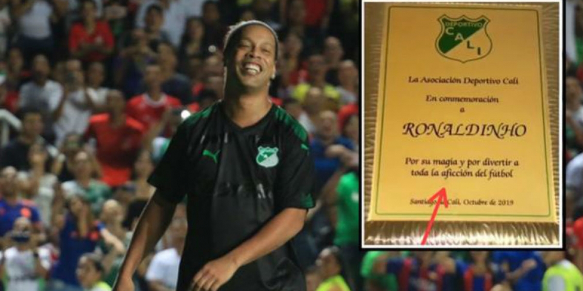 Cortesía Ronaldihno con su placa conmemorativa entregada por el Deportivo Cali.