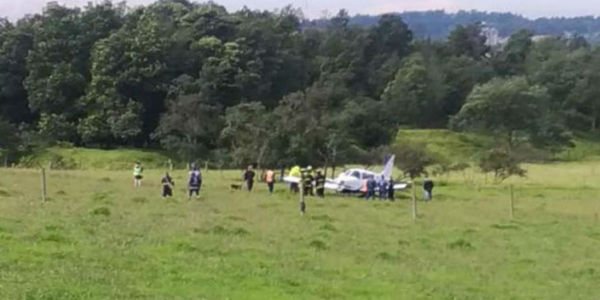 Aterrizaje de avioneta al norte de Bogotá.