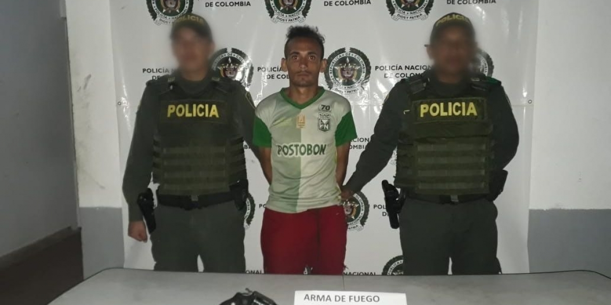 Kevin José Restrepo Montalvo con el arma homicida.