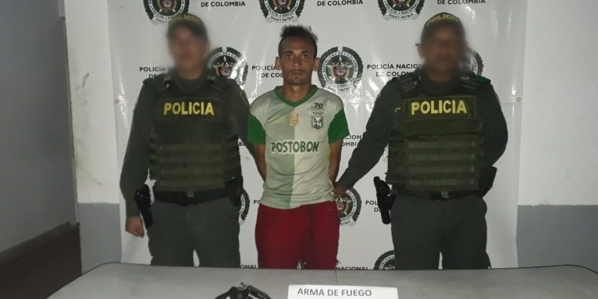 Policía del Magdalena Kevin José Restrepo Montalvo con el arma homicida.