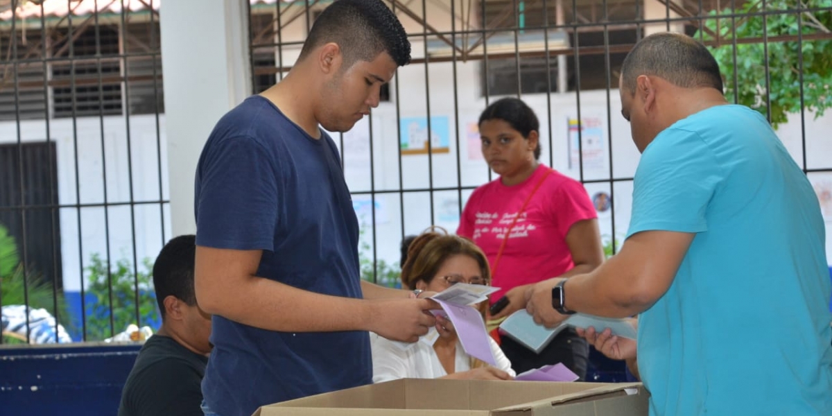 Las urnas se abrieron a las 8:00 a.m. y cerraron a las 4:00 p.m. 