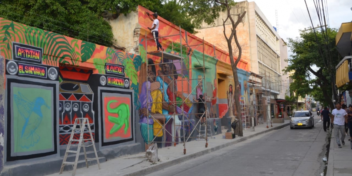 Pintan mural en la calle 18 de Santa Marta 