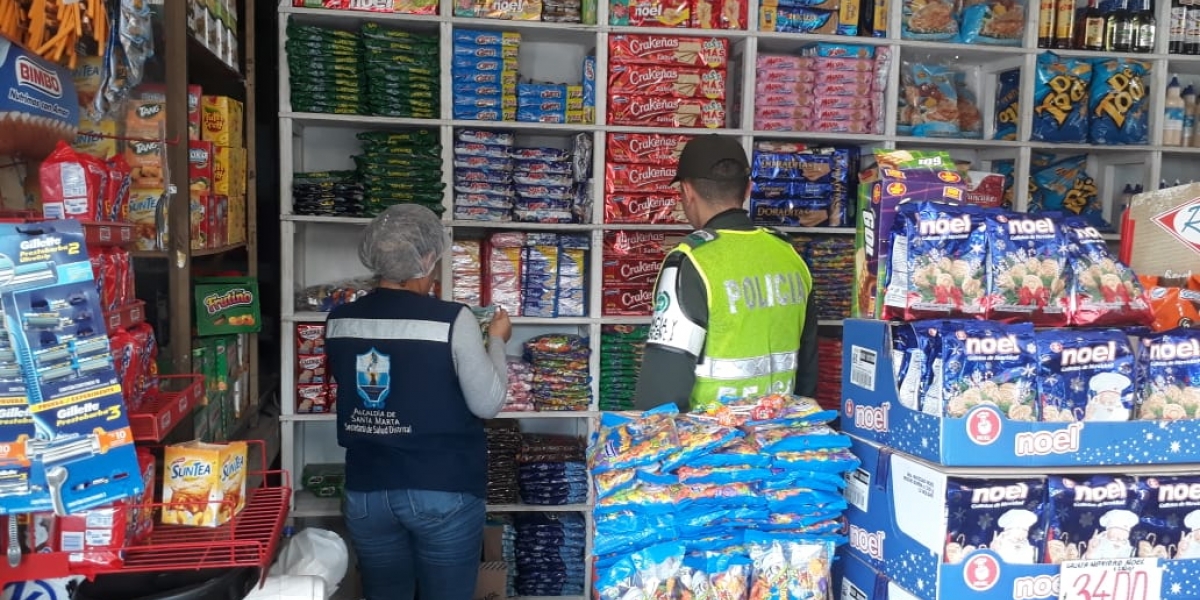 Alcaldía de Santa Marta La Secretaría de Salud y la Policía Metropolitana están realizando operativos en tiendas y supermercados.