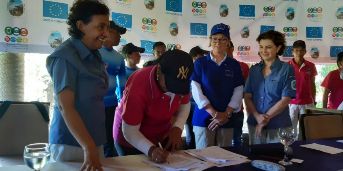 Firma de acuerdo entre Parques Nacionales y Asociación Ecoturística de Taganga.