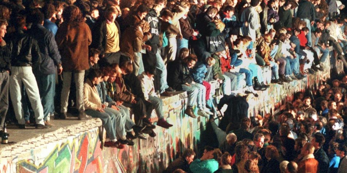 AFP Jóvenes sobre el Muro de Berlín.