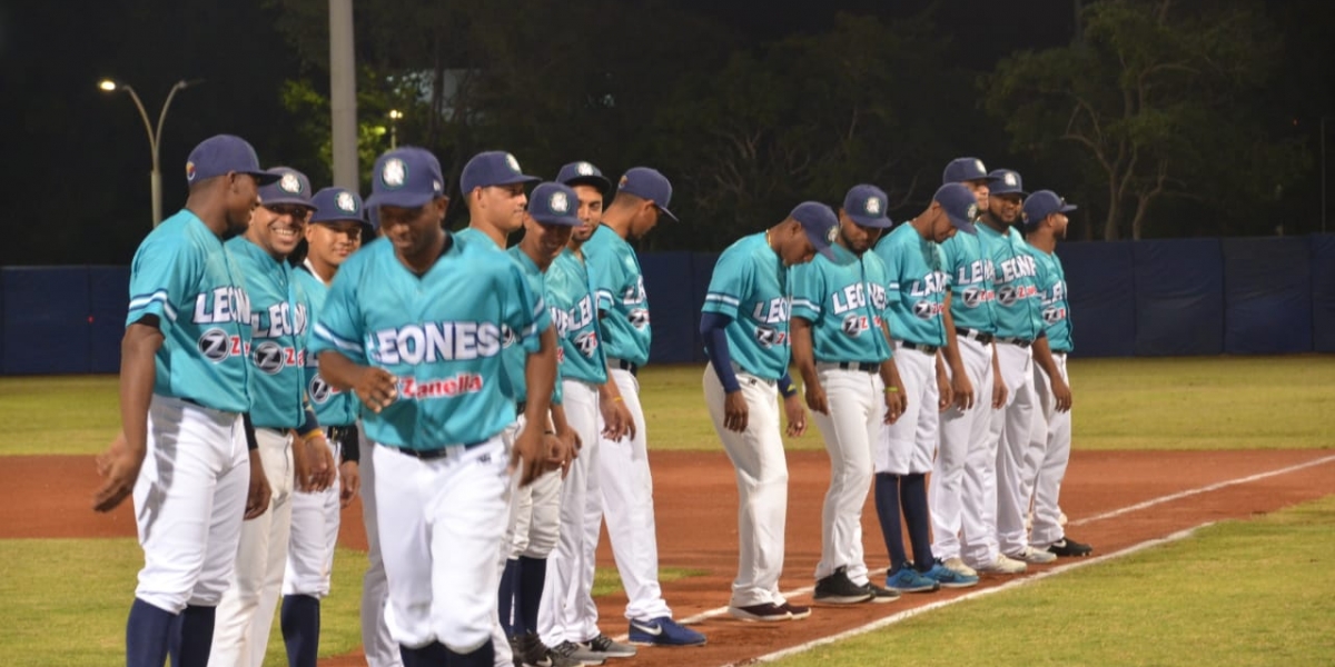 El equipo Leones debutando en el escenario deportivo samario.