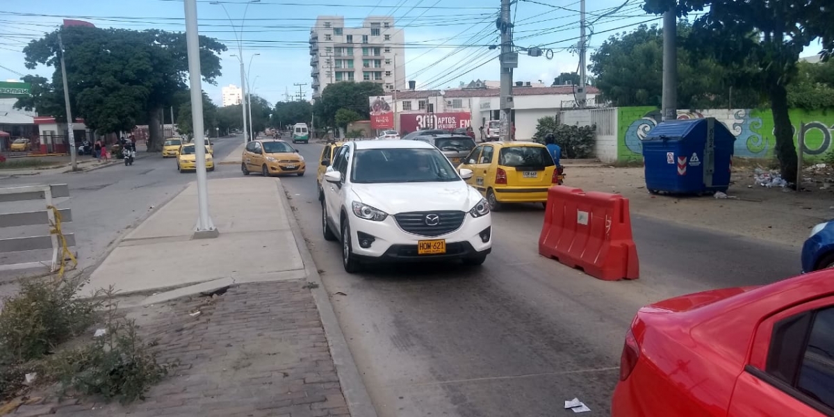 Hace un año la vía está cerrada a un carril.