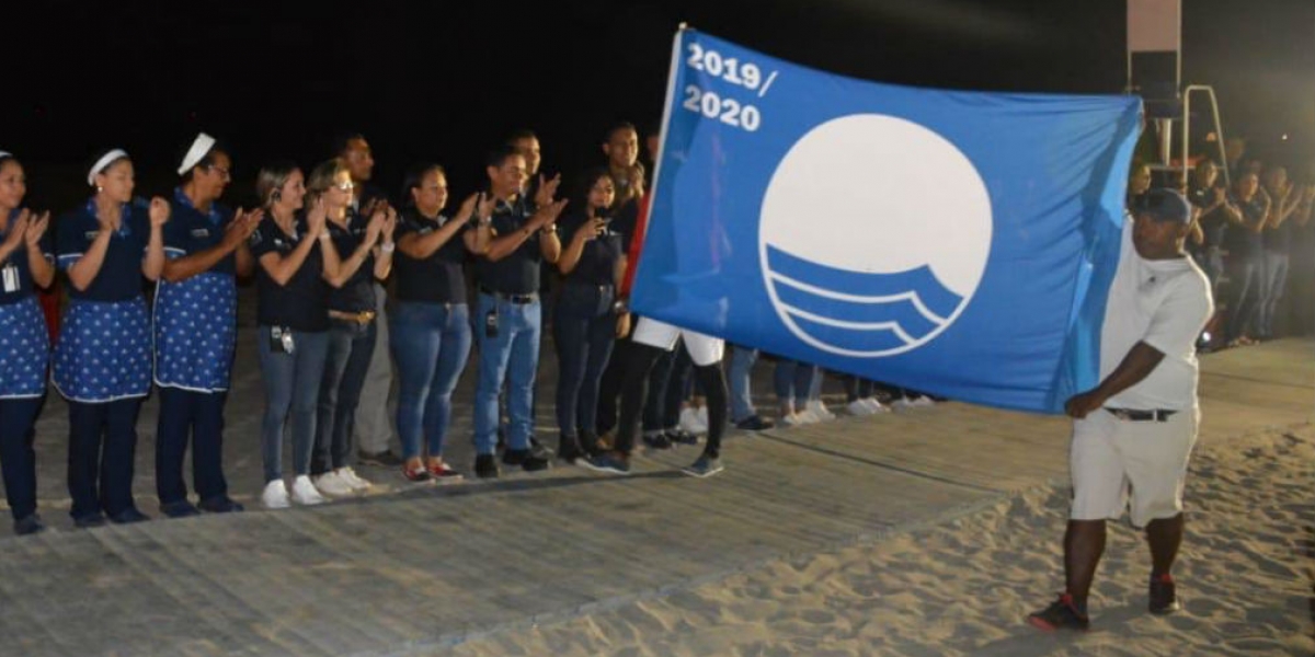 Momento en que la Bandera Azul es presentada para ser izada en la playa del Zuana.