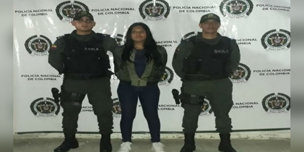 Policía Kelly Narváez, capturada.