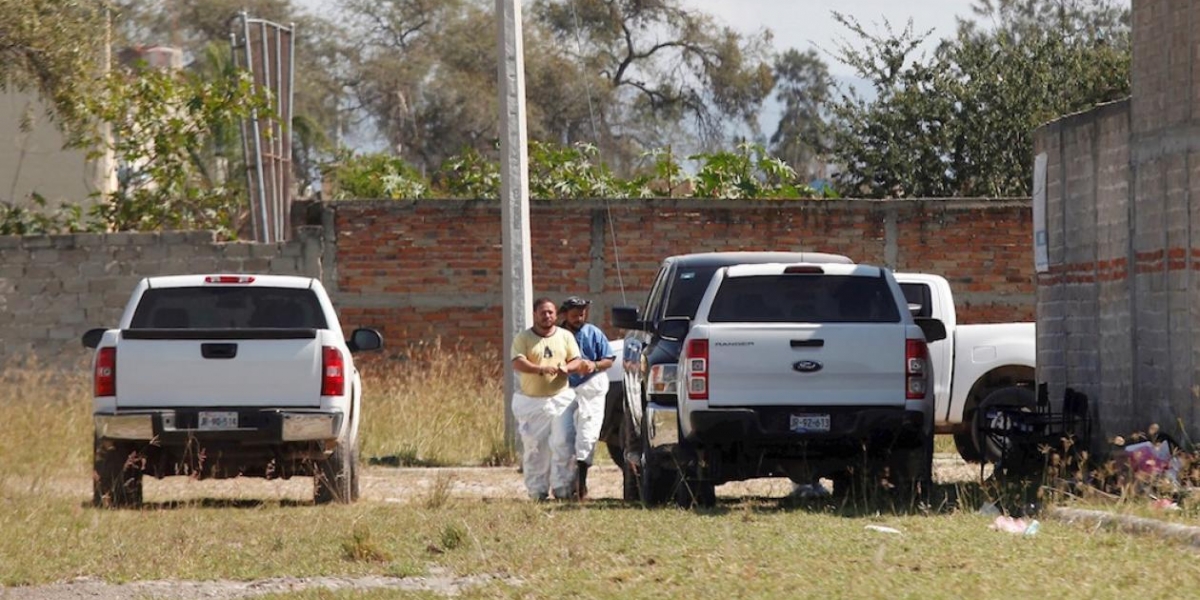 Peritos forenses en la finca donde fueron hallados los cuerpos.