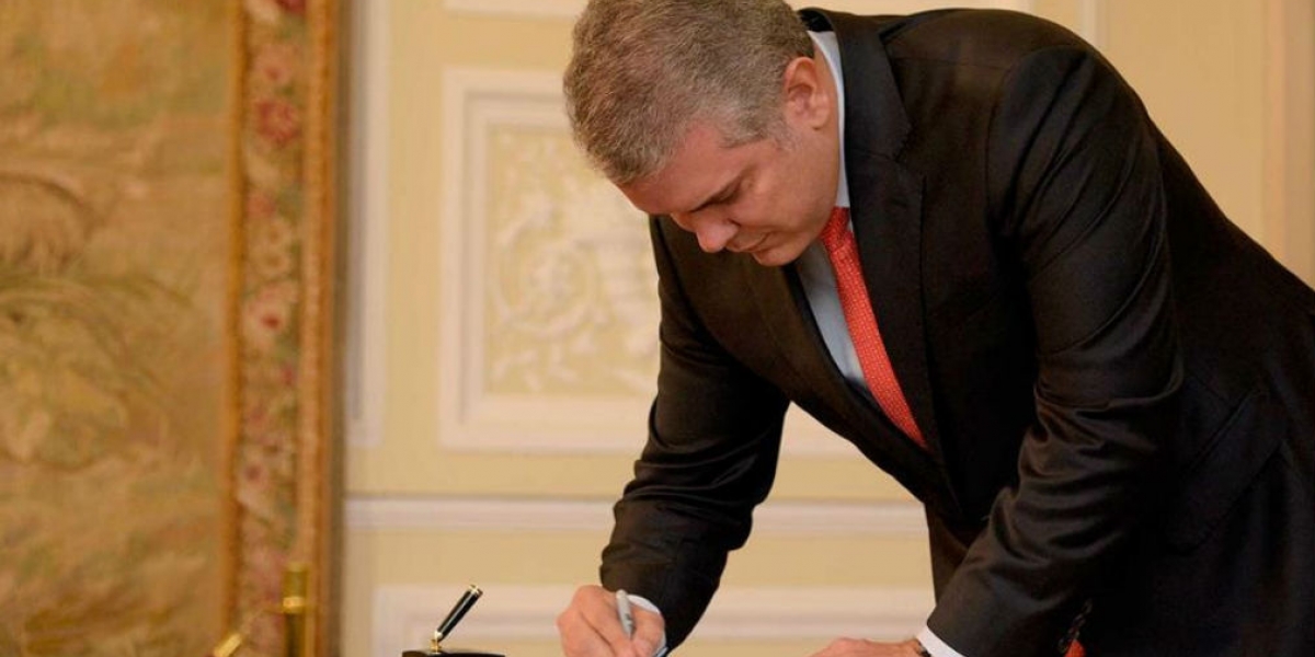 Iván Duque firmando el decreto para este 21 de noviembre.