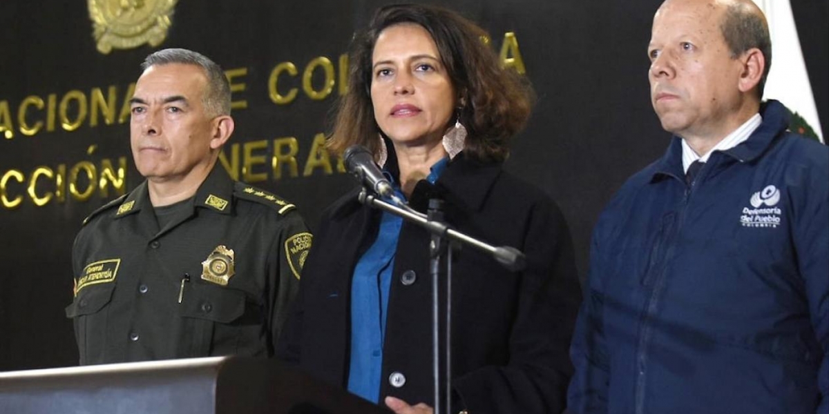 El Director de la Policía, General Óscar Atehortúa; la Ministra del Interior, Nancy Patricia Gutiérrez y el ViceDefensor, Jorge Calero.