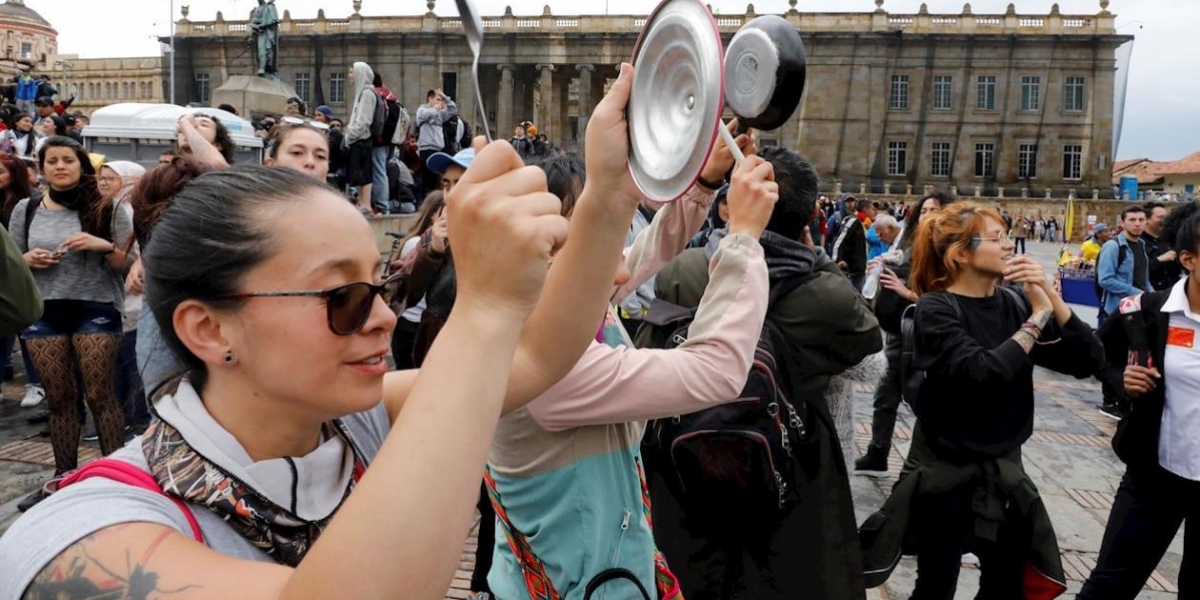 Personas que iniciaban el cacerolazo en Bogotá