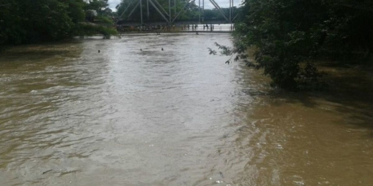 El pequeño se bañaba con sus familiares en el río San Sebastián.