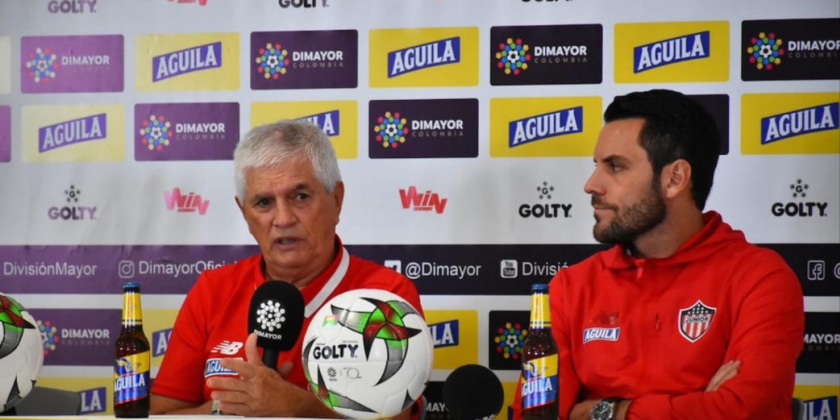 El DT Julio Comesaña y el capitán Sebastián Viera en la rueda de prensa.