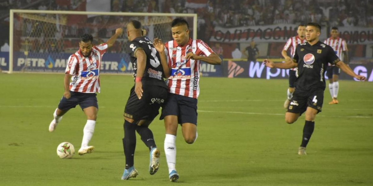 Jairo Cassiani Luis 'Cariaco' González ensayando un remate al arco de Neto Volpi.