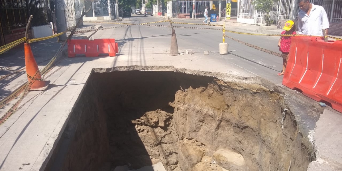 Hueco en el pavimento en calle principal de Villa Alejandría 