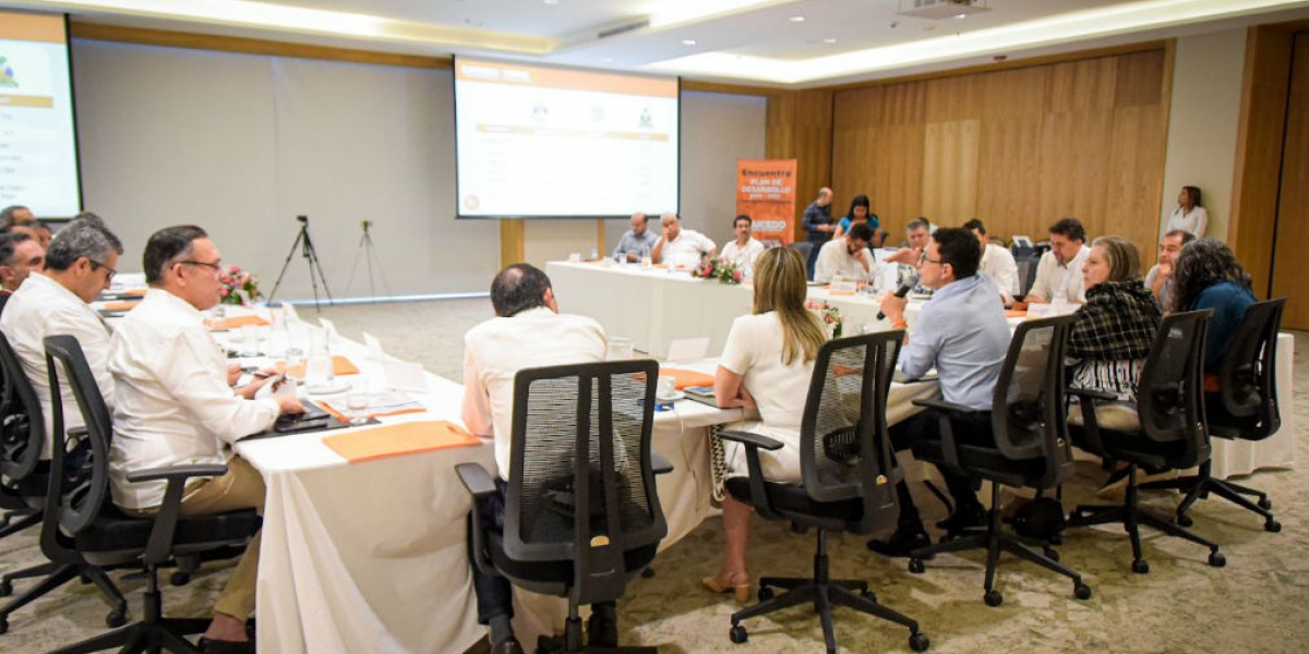 Twitter Mesa de diálogo de Caicedo con congresistas e invitados especiales.
