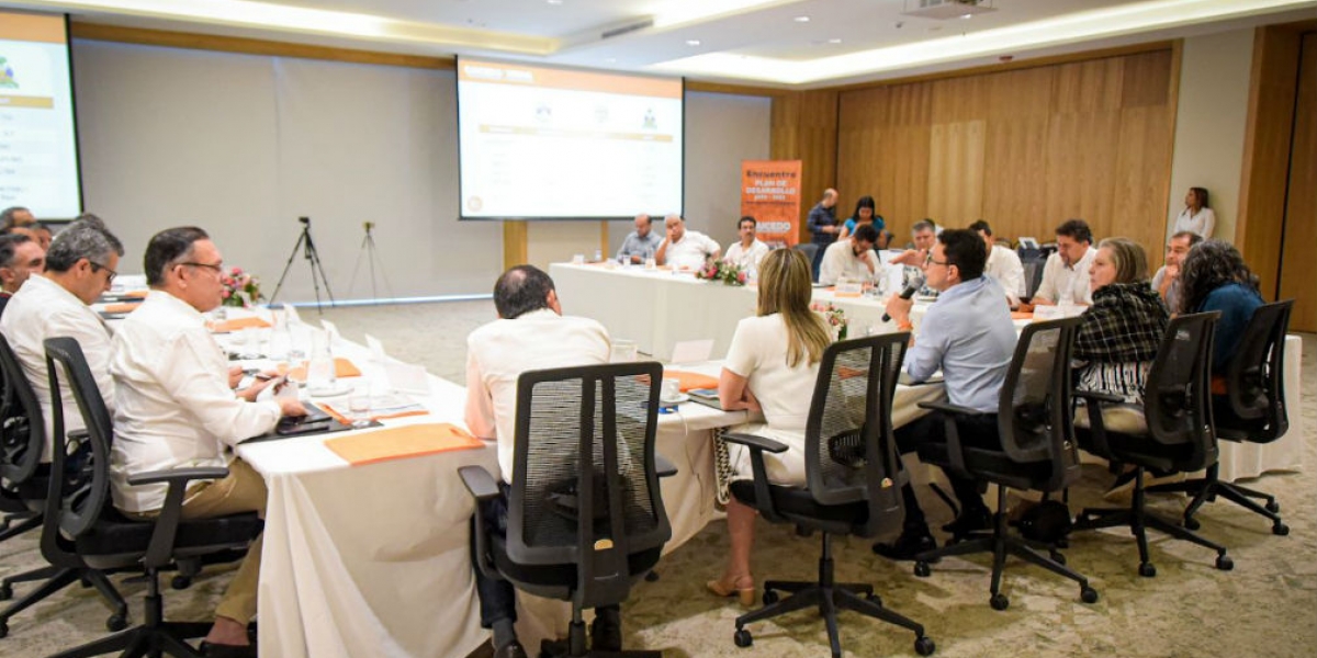 Mesa de diálogo de Caicedo con congresistas e invitados especiales.