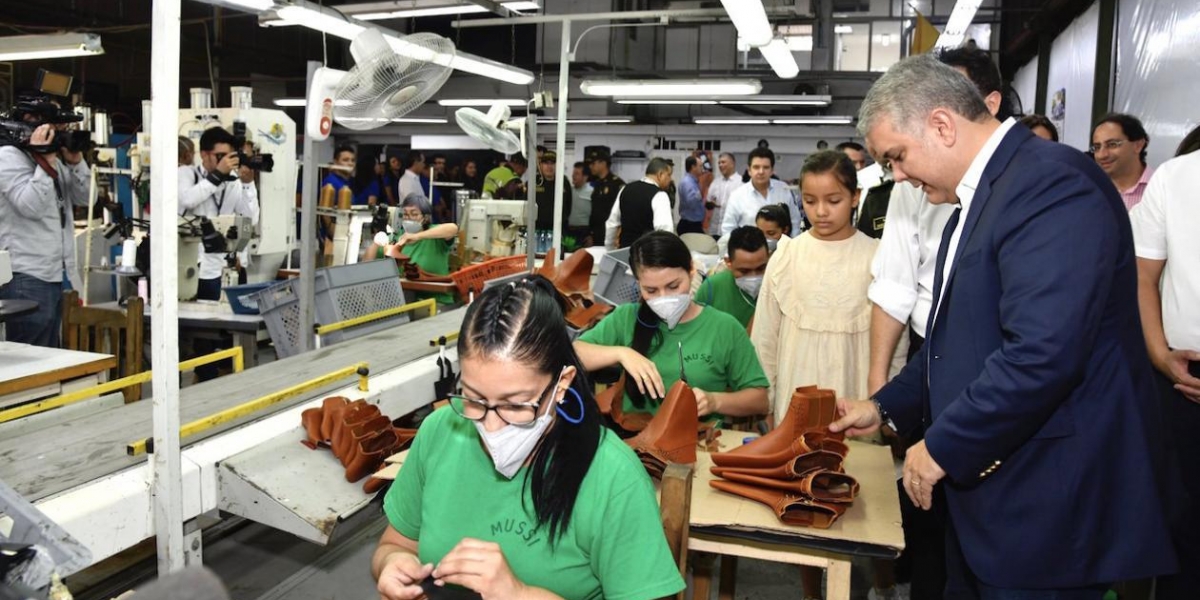 Presidente Iván Duque visitando una empresa generadora de empleos en Cúcuta.