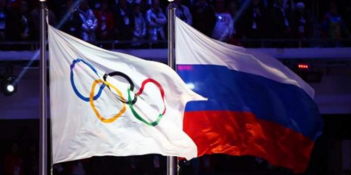 Bandera olímpica y bandera de Rusia.